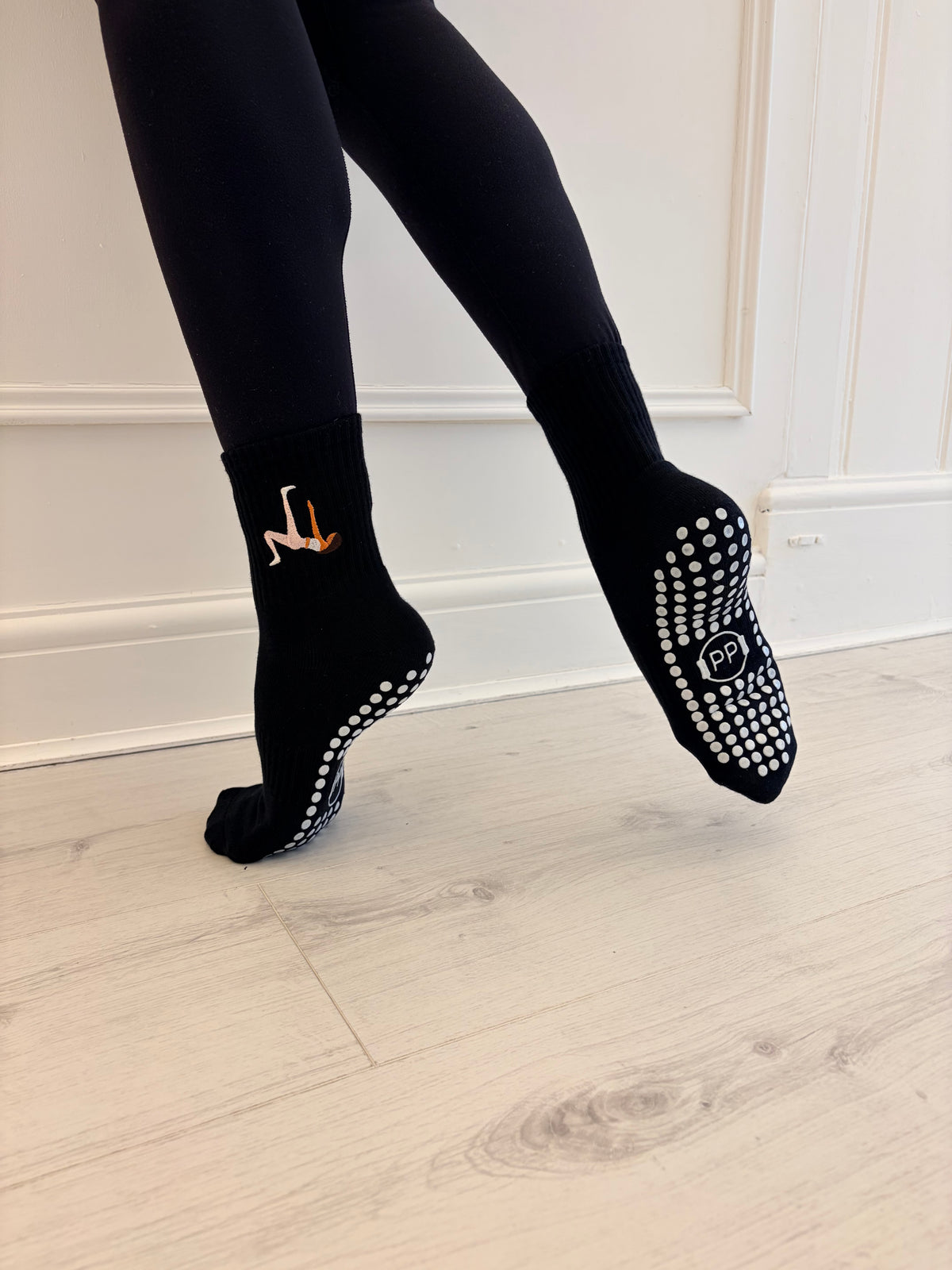 Brunette Grip Sock Duo – Black & White