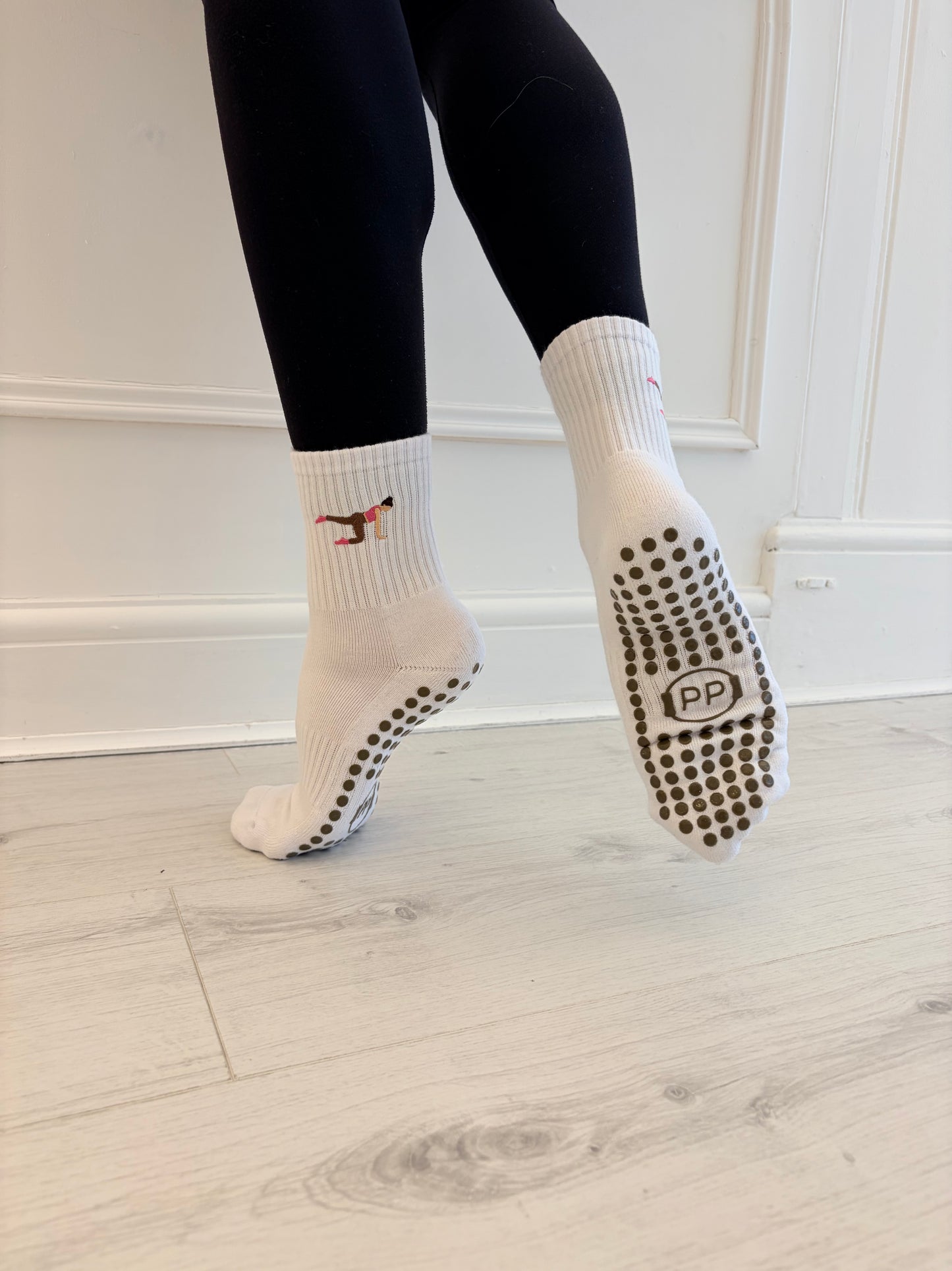 Brunette Grip Sock Duo – Black & White